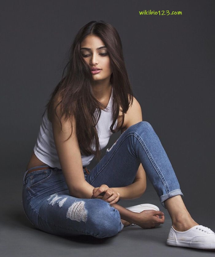 Athiya Shetty wiki Bio Age Height Hobby Achievements Friends Family HD Images Wallpapers
