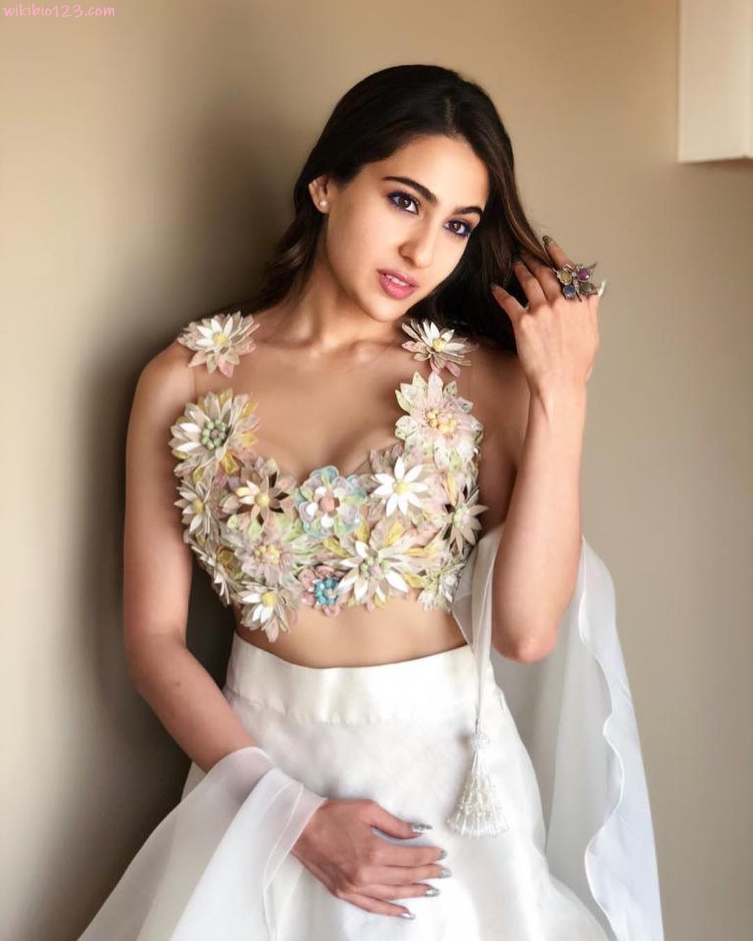 Sara Ali Khan wiki Bio Age Figure size Height HD Images Wallpapers Download