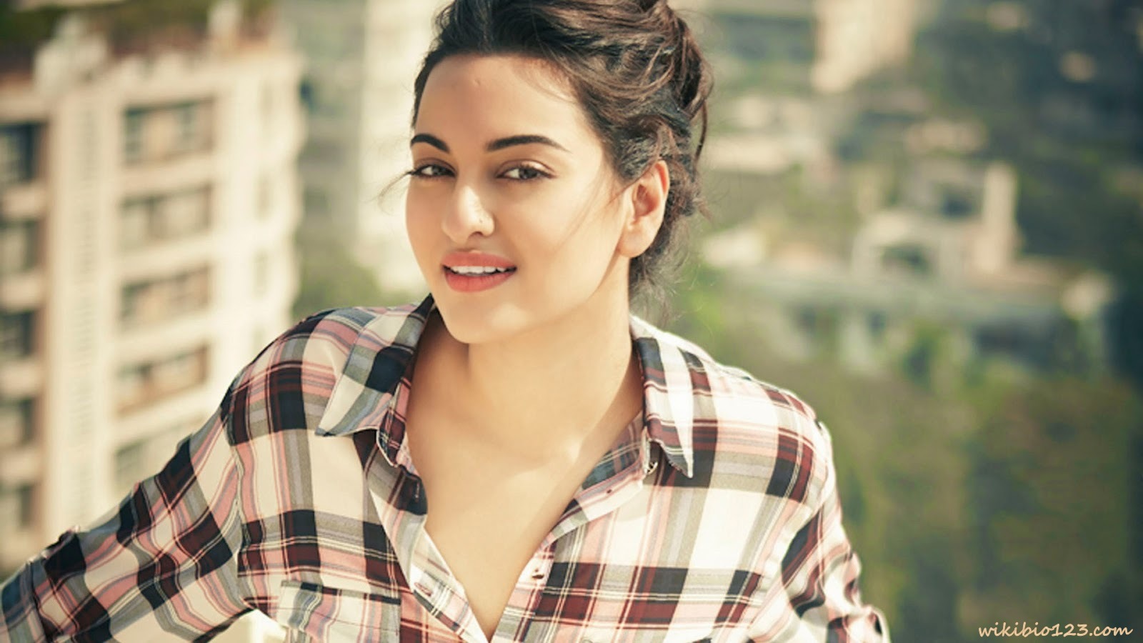 Sonakshi Sinha wiki Bio Age Figure size Height HD Images Wallpapers Download