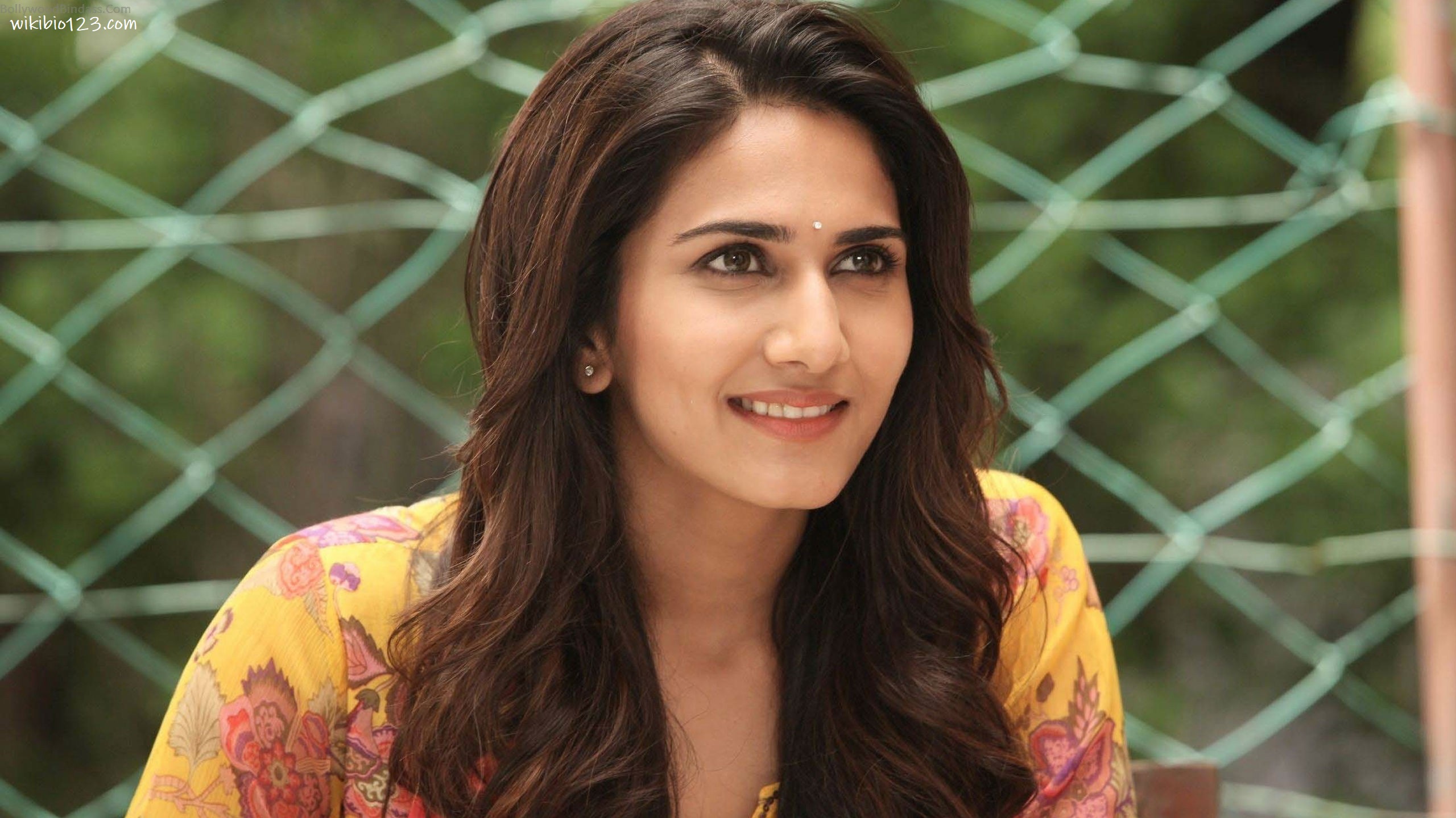 Vaani Kapoor wiki Bio Age Fiagure size Height HD Images Wallpapers Download