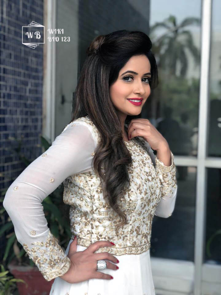 Miss Pooja wiki Bio Age Figure Size Height Affair HD Images Wallpapers 1